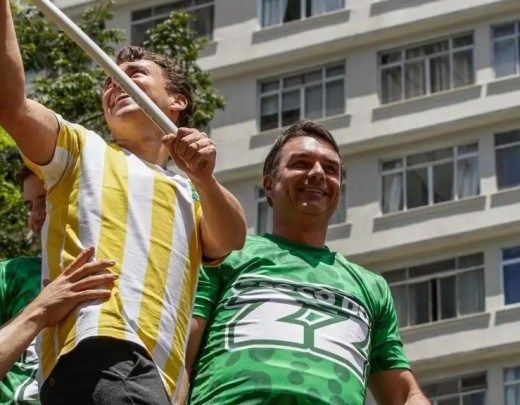 Flávio Bolsonaro em pronunciamento no exterior