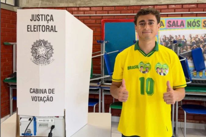 Nikolas Ferreira com crianças em vídeo nas redes sociais
