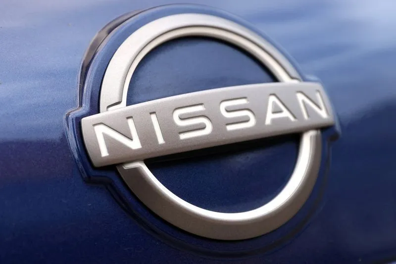 Linha de montagem da Nissan com carros alinhados