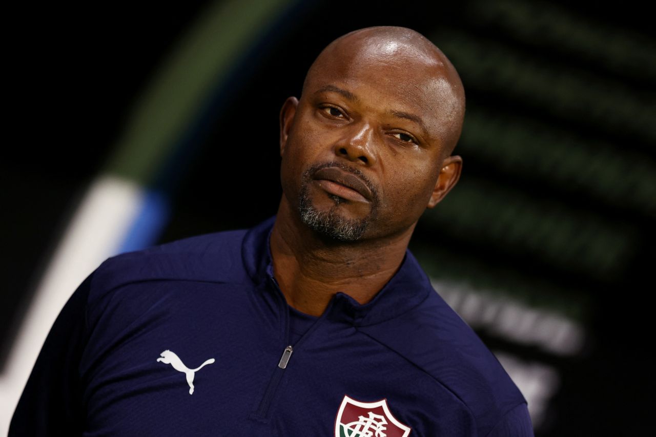 Marcão falando com jornalistas após a eliminação do Fluminense