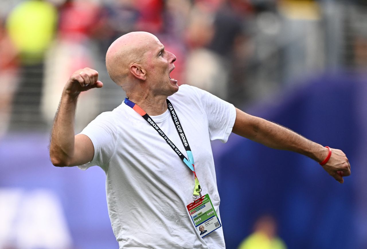 Solbakken comemorando no banco de reservas