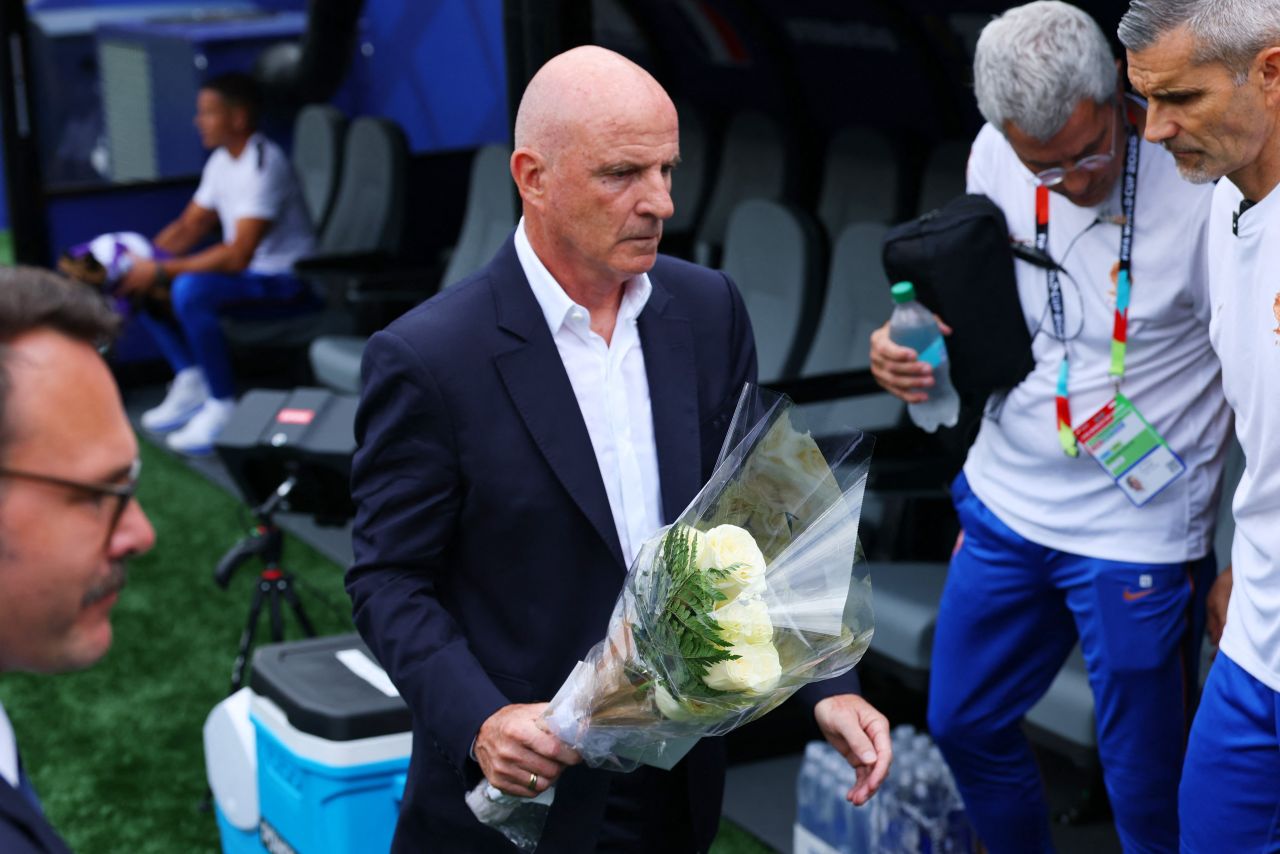 Stale Solbakken entrega flores ao auxiliar da França Guy Stéphan