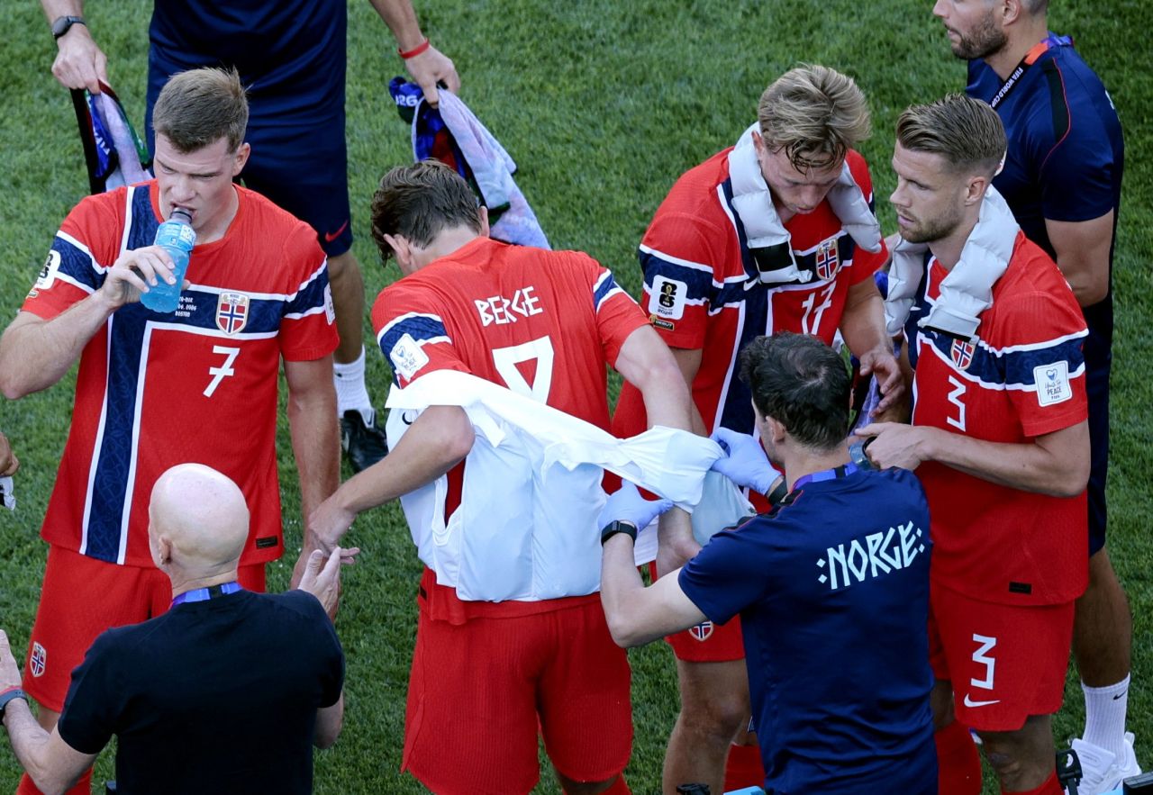 Jogador da Noruega com colete de resfriamento durante pausa