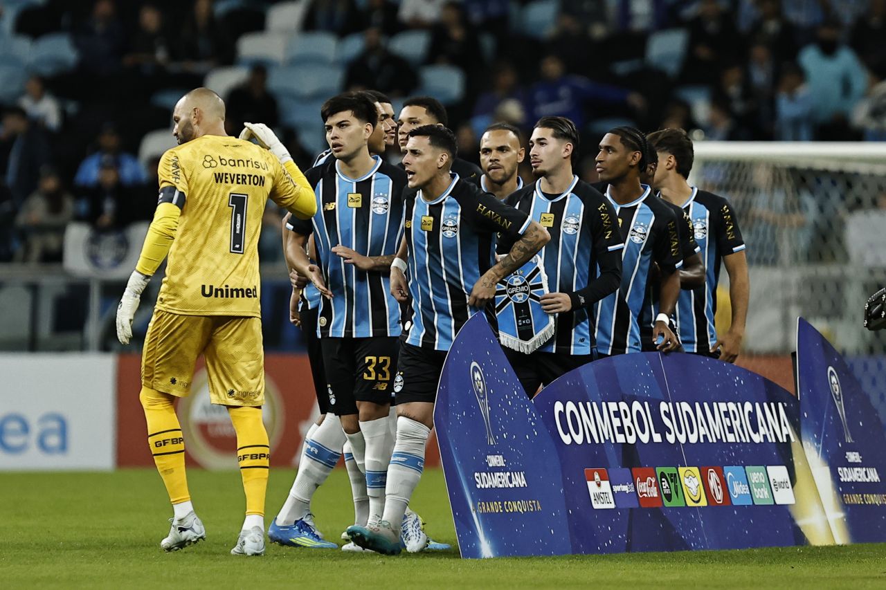 Grêmio entrando em campo antes do jogo contra City Torque