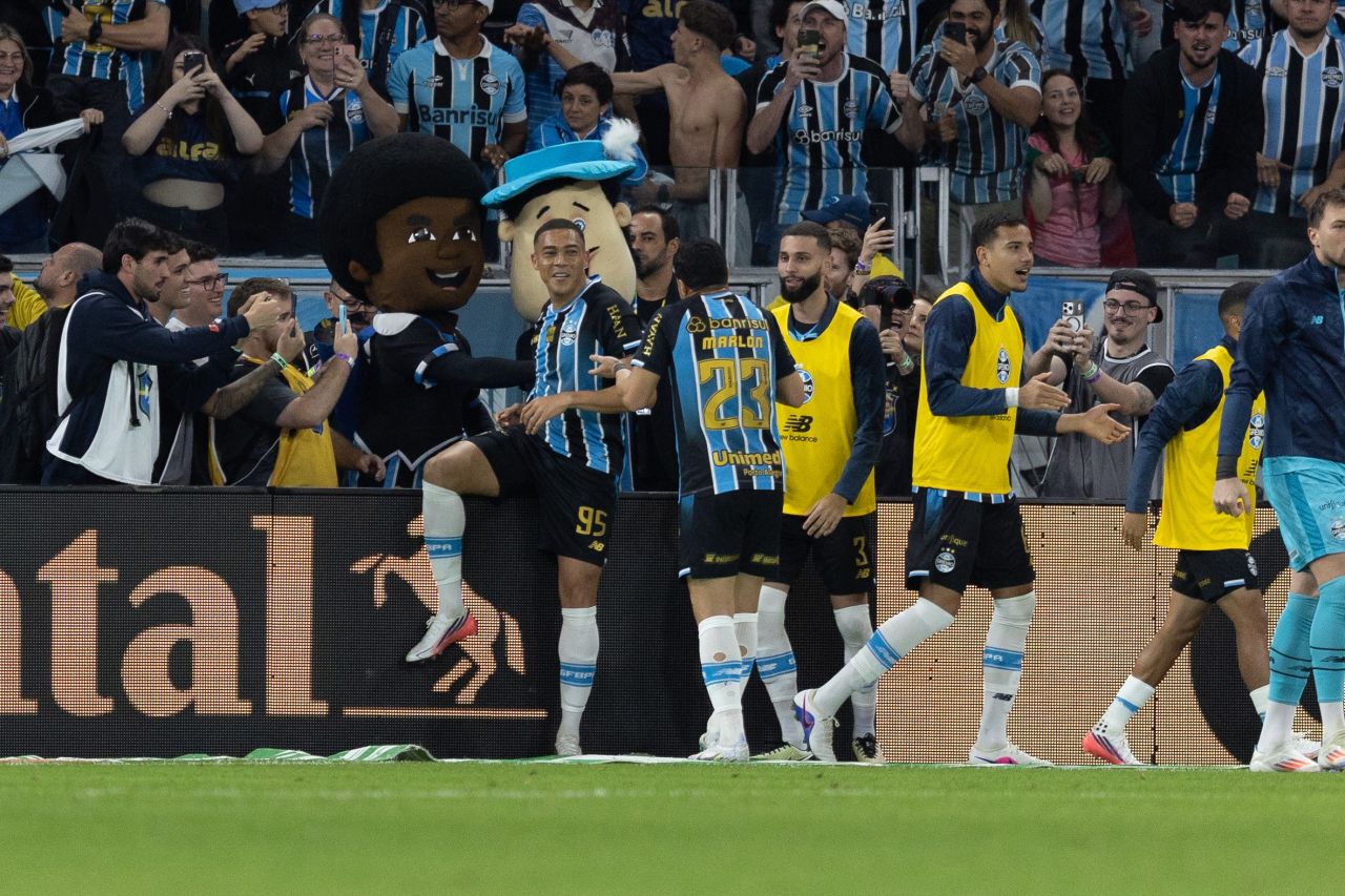 Jogadores do Grêmio comemoram gol de Carlos Vinicius