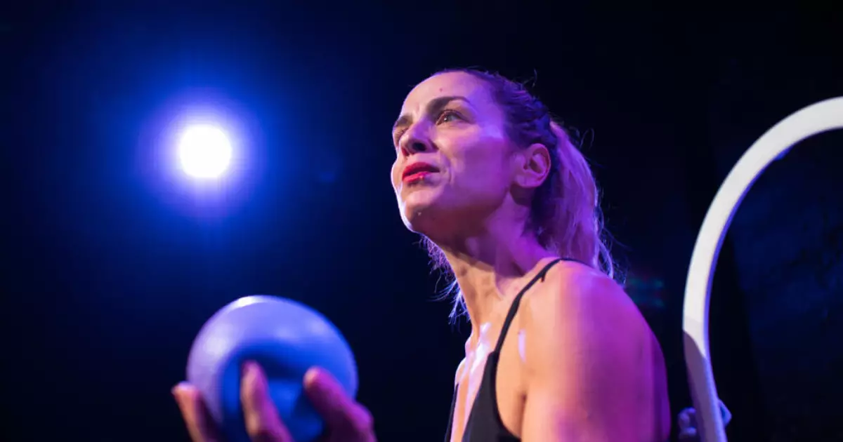 Fabiana Mattedi em cena de Notes on Collagen