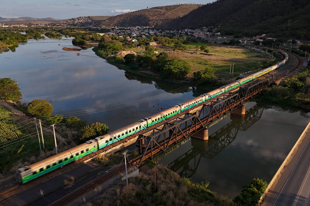 Obras em rodovia com maquinário