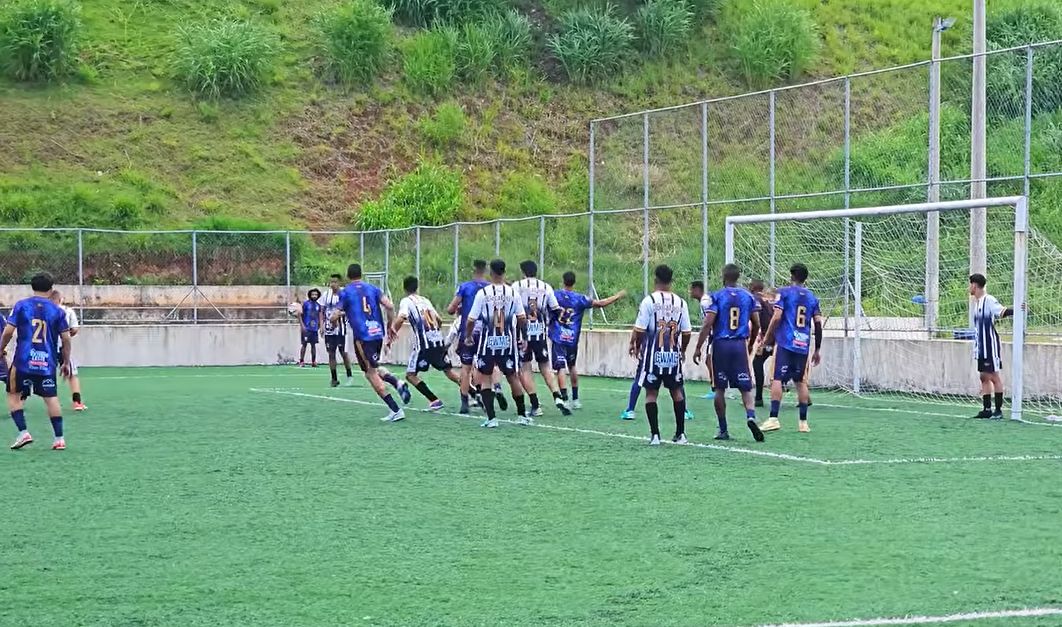 Jogadores de Nova União e Botafogo disputam lance da Copa Itaquá