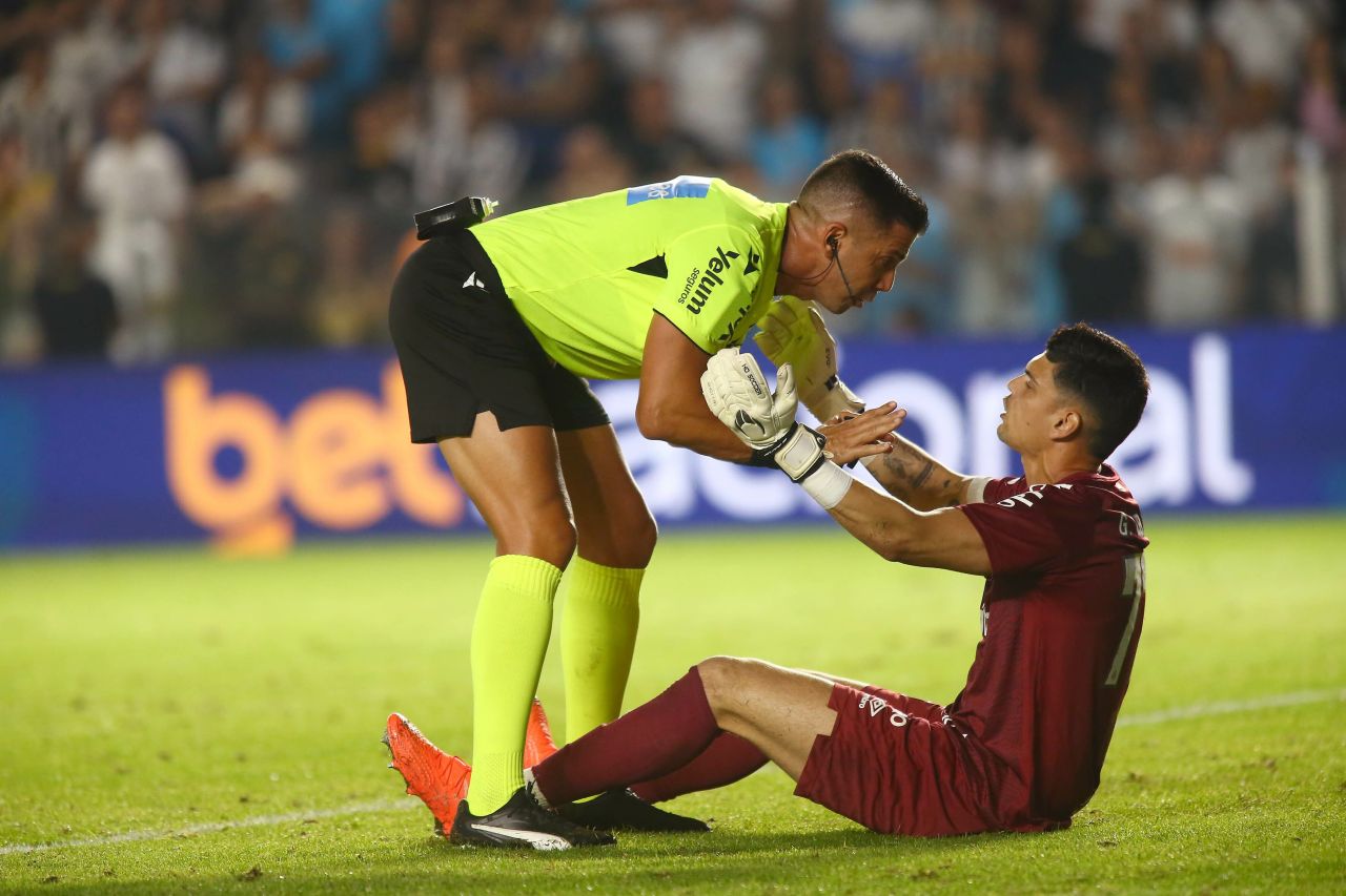 goleiro conversando com árbitro durante jogo