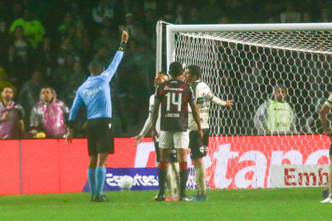 Goleiro recebendo atendimento médico em jogo do Brasileirão