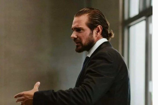 Daniel Vorcaro escoltado por policiais em Brasília