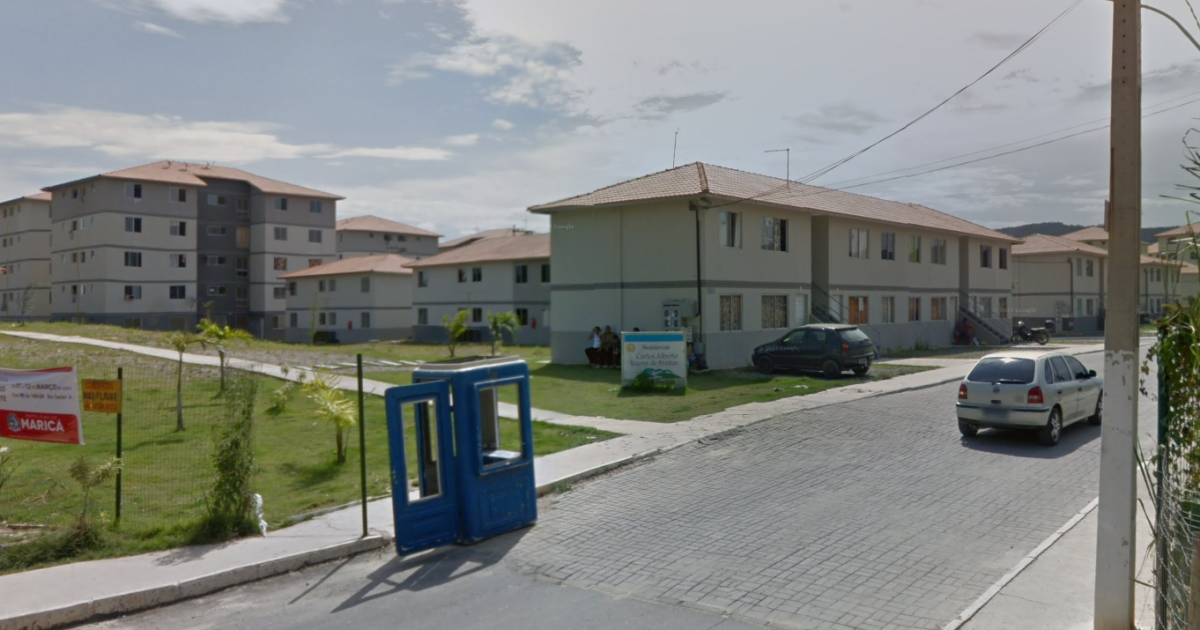 família recebendo as chaves de um apartamento