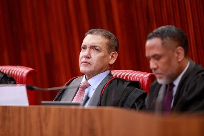 Ministro Nunes Marques durante sessão no TSE