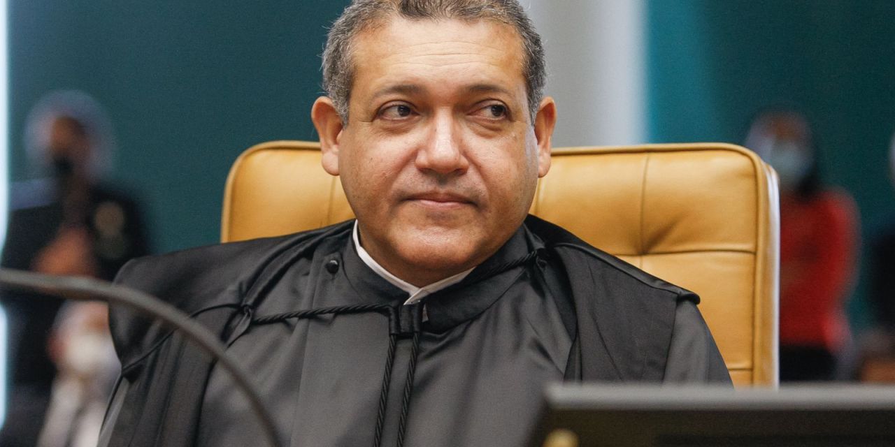 Tela de celular com ícone do WhatsApp
