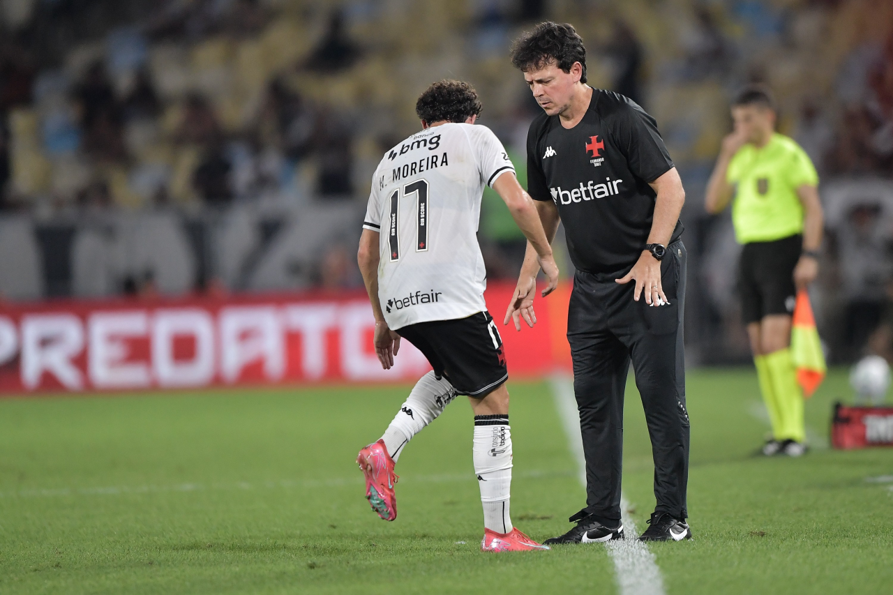 Nuno Moreira cabeceando para marcar gol contra o Corinthians