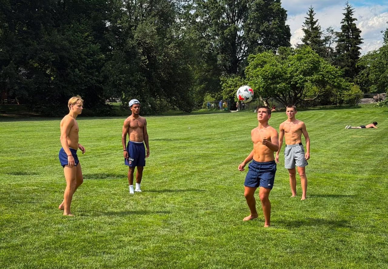 Trio de jogadores noruegueses joga altinha no Central Park