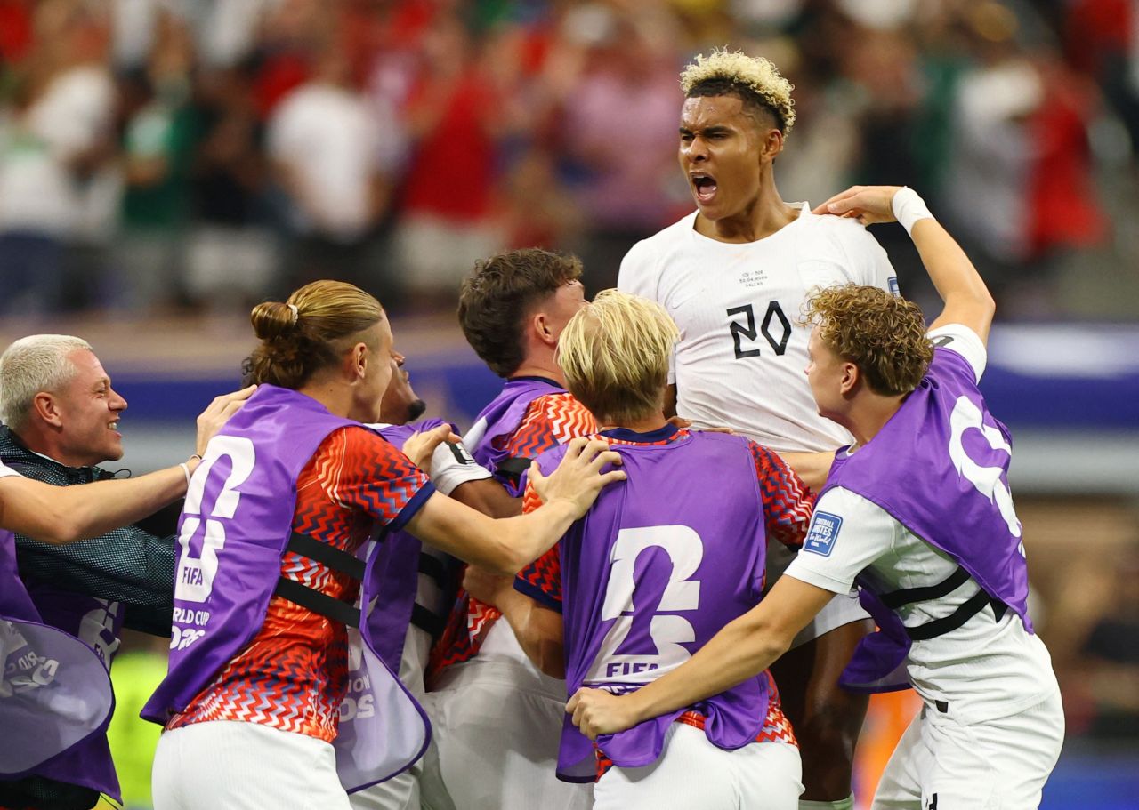 Antonio Nusa comemora gol pela Noruega