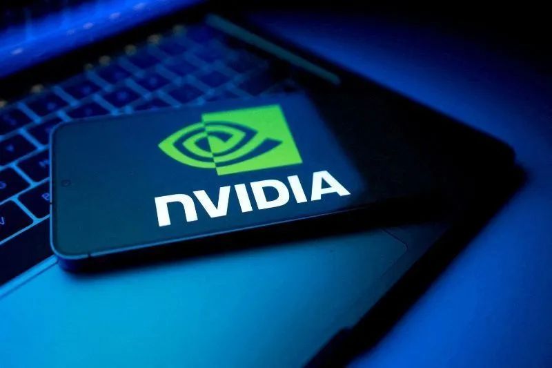 Data center com racks de servidores e fiação