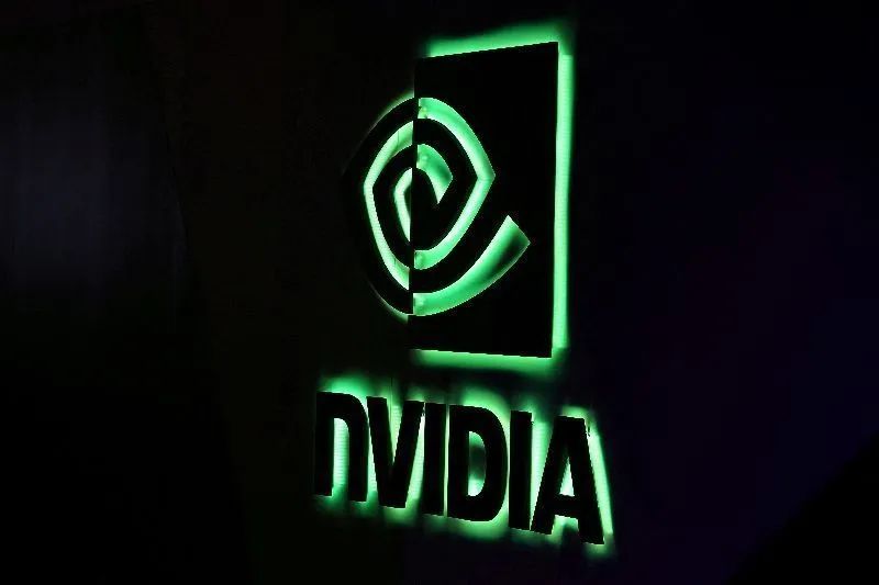 Logotipo da Nvidia com servidores em data center ao fundo