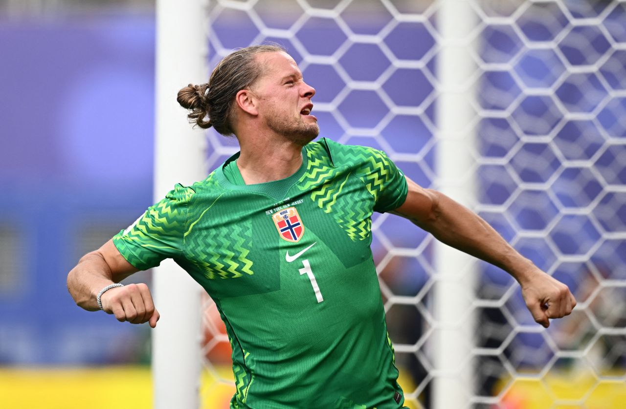 Goleiro Ørjan Nyland defendendo pênalti