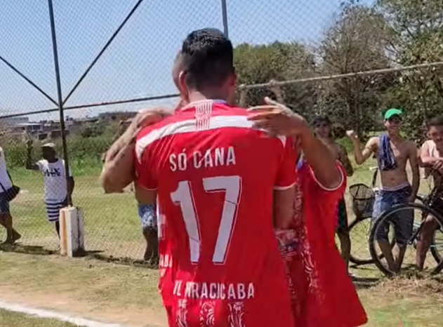 Final da 3ª Copa Parque Helena entre Só Cana e Independente no campo de terra, com vitória de 3x0 sob calor intenso e torcida vibrante celebrando a conquista.