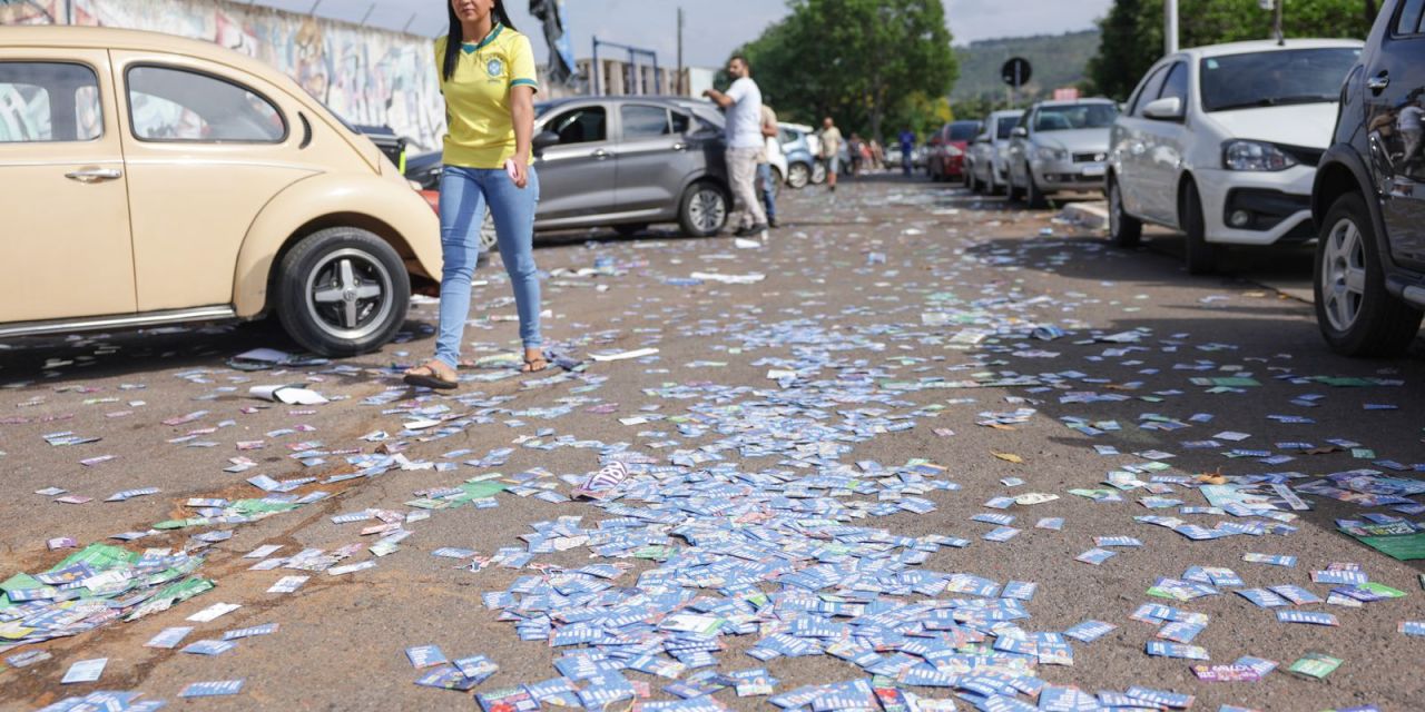 Eleitores formando fila em seção eleitoral