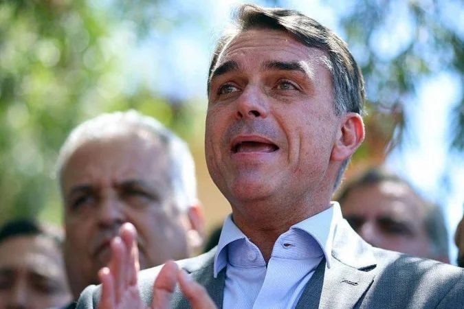 Flavio Bolsonaro em pronunciamento durante ato em Brasília