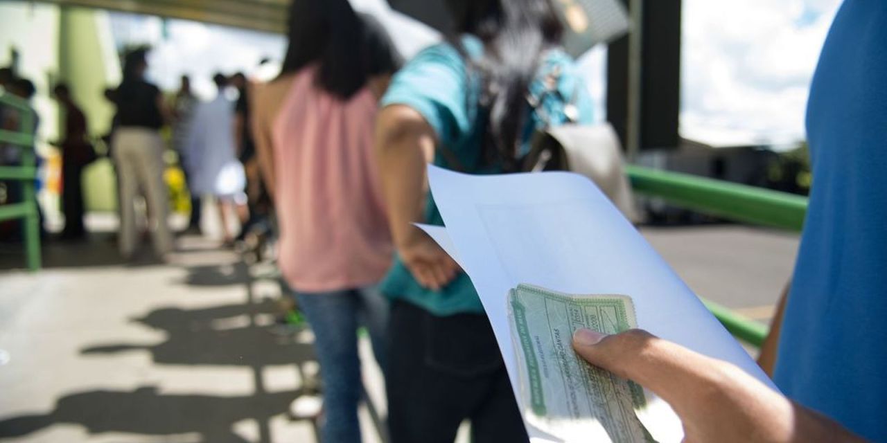 Eleitor com camiseta política na fila para votar