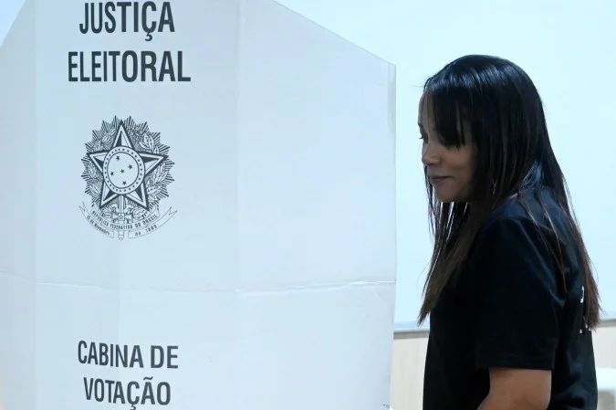 Eleitor diante de urna eletrônica