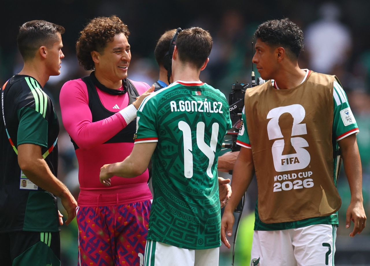 Guillermo Ochoa no banco durante México x África do Sul
