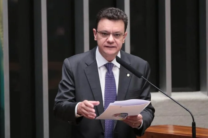 Deputado Odair Cunha na tribuna da Câmara