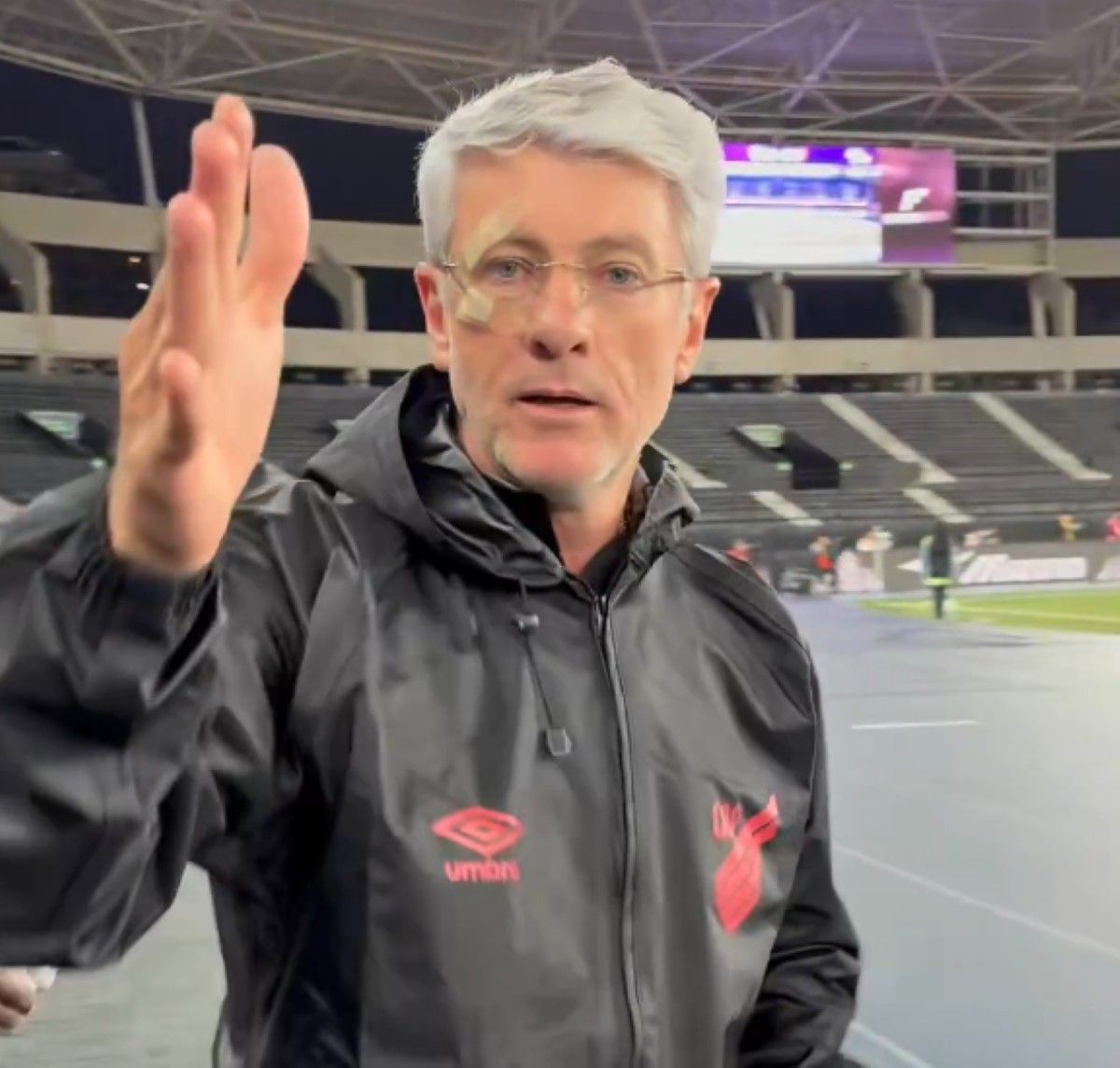 Odair Hellmann com curativo no olho