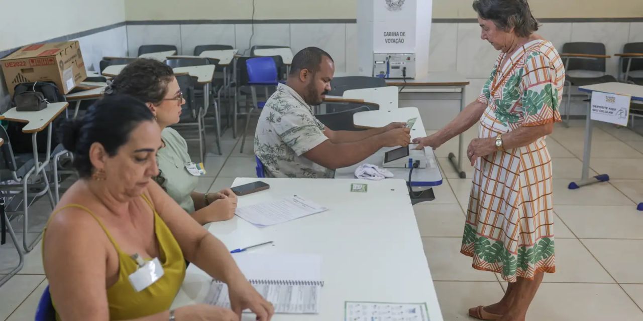 Eleitores aguardam ônibus em fila