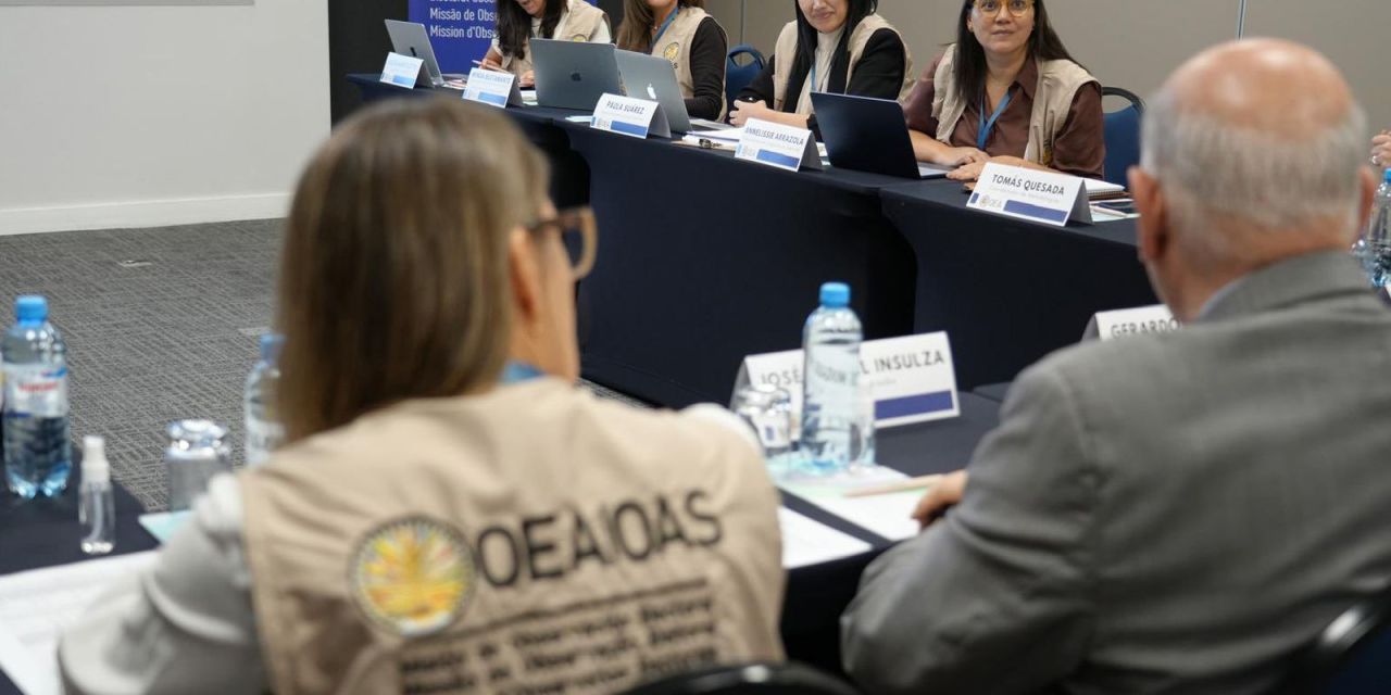 Observadores da OEA em seção eleitoral