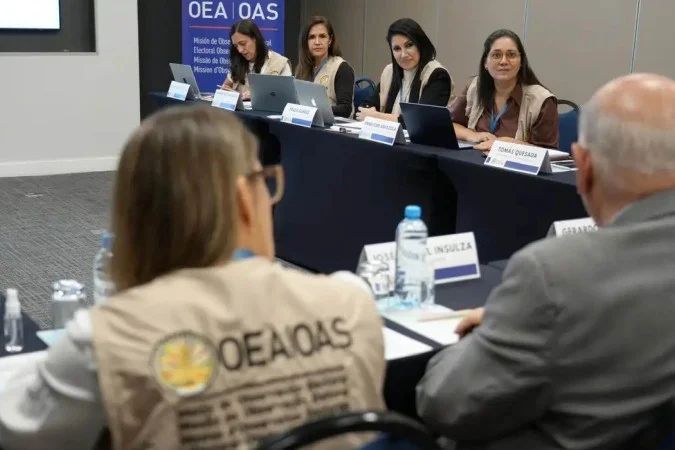 Observadores da OEA embarcando para missão eleitoral