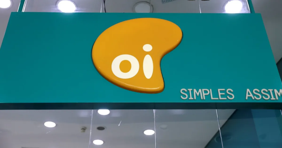 Logotipo da Oi em fachada de prédio