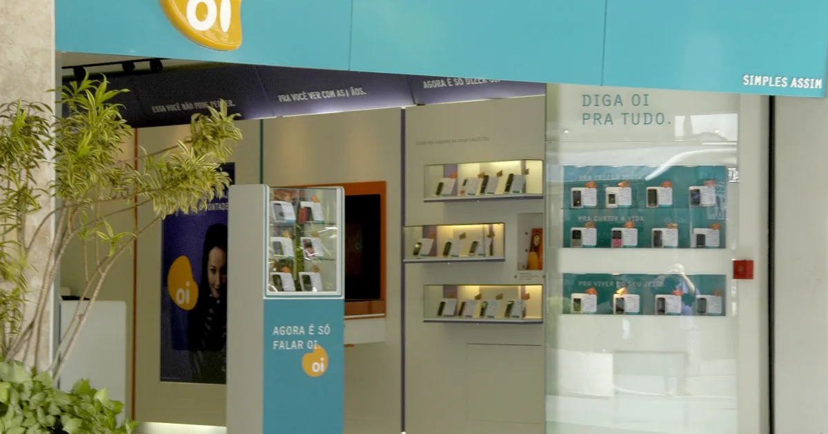 Logotipo da Oi em fachada de prédio