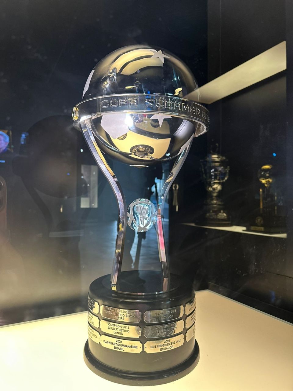 Taça da Copa Sul-Americana sobre mesa