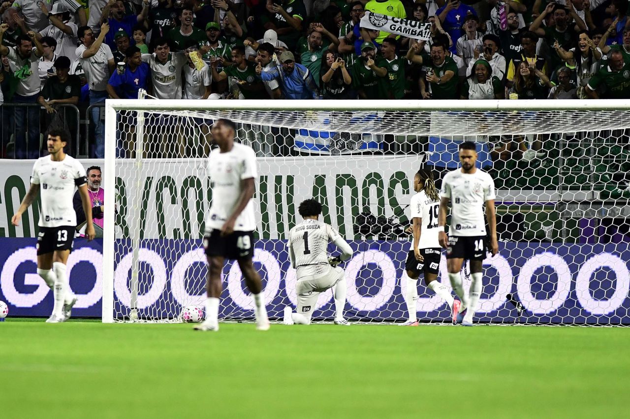 Jogadores do Corinthians cabisbaixos após derrota