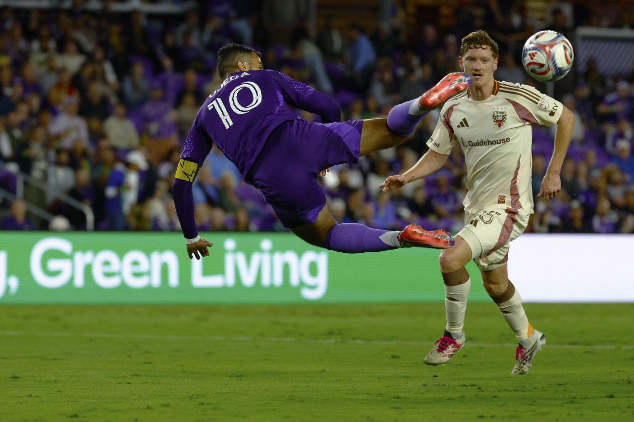 Martín Ojeda marcando gol de escorpião pelo Orlando City
