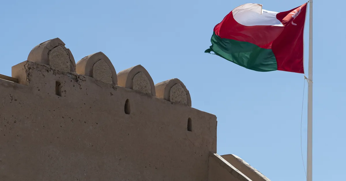 Mapa de Omã destacando Duqm, Salalah e Khazaen