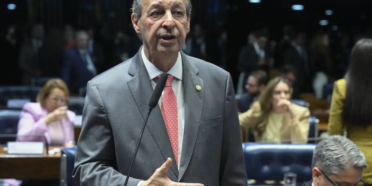 Omar Aziz em ato após votação
