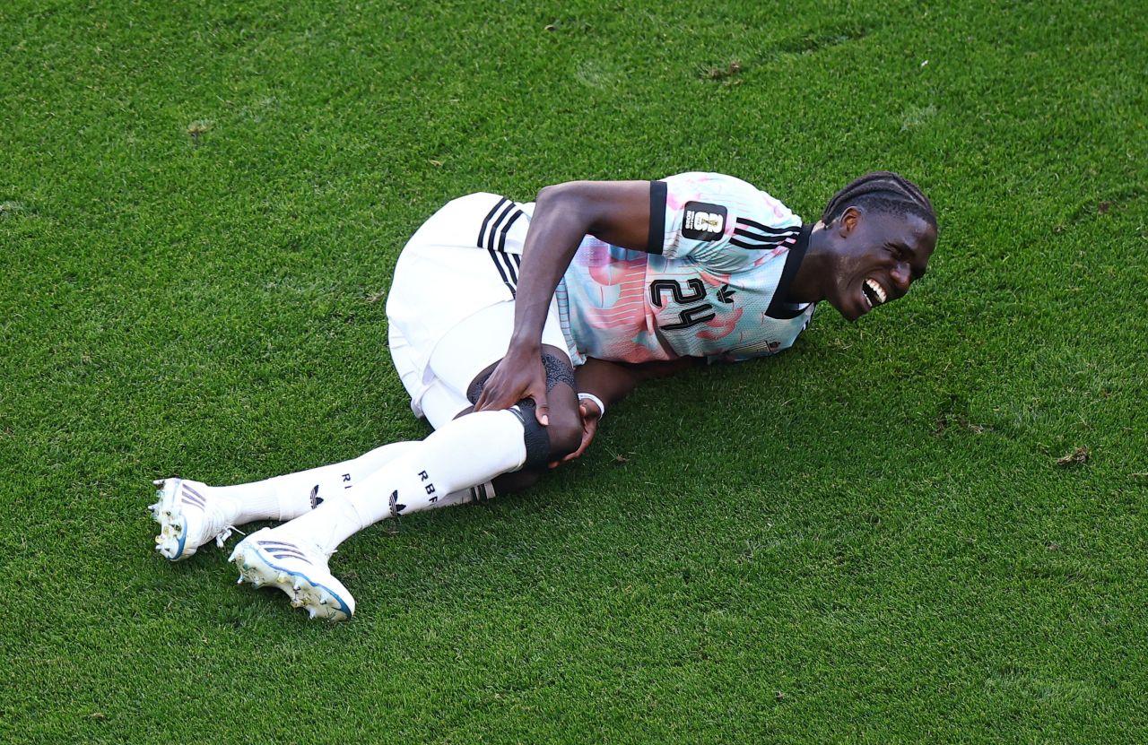 Onana sai de campo com dores no joelho direito