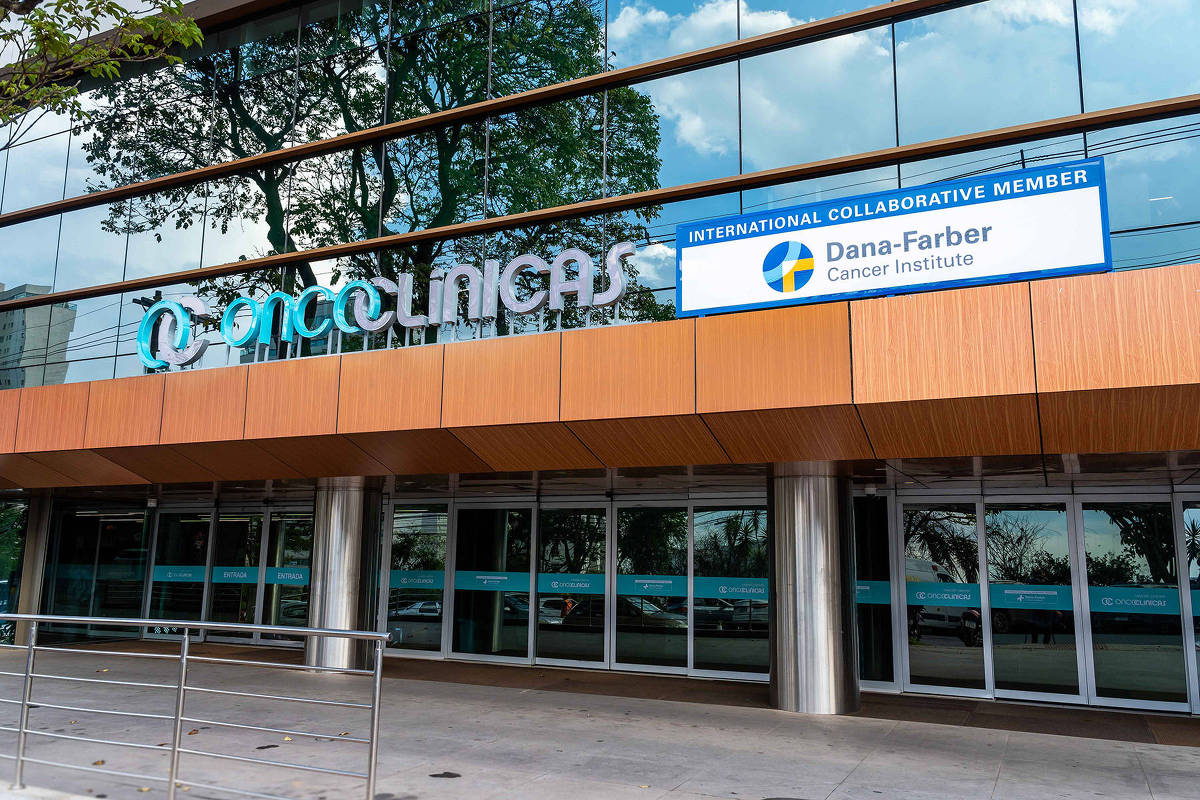 Logotipo da Oncoclínicas na fachada de prédio corporativo
