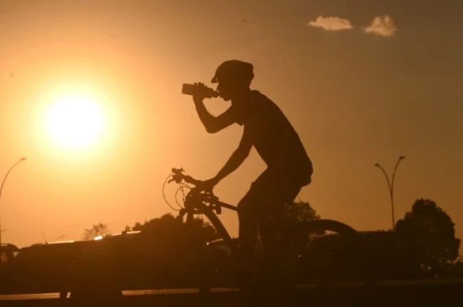 Termômetro em destaque indicando calor intenso