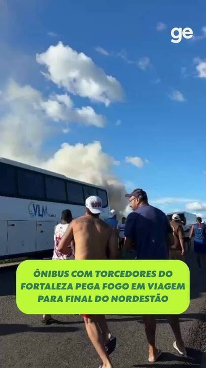 ônibus com fumaça no compartimento do motor