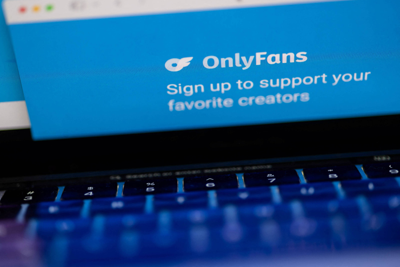 Logotipo do OnlyFans em tela de smartphone