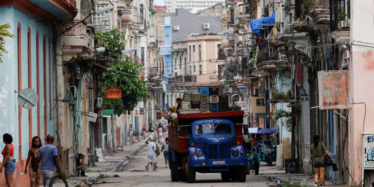 Fila para compra de combustível em Cuba