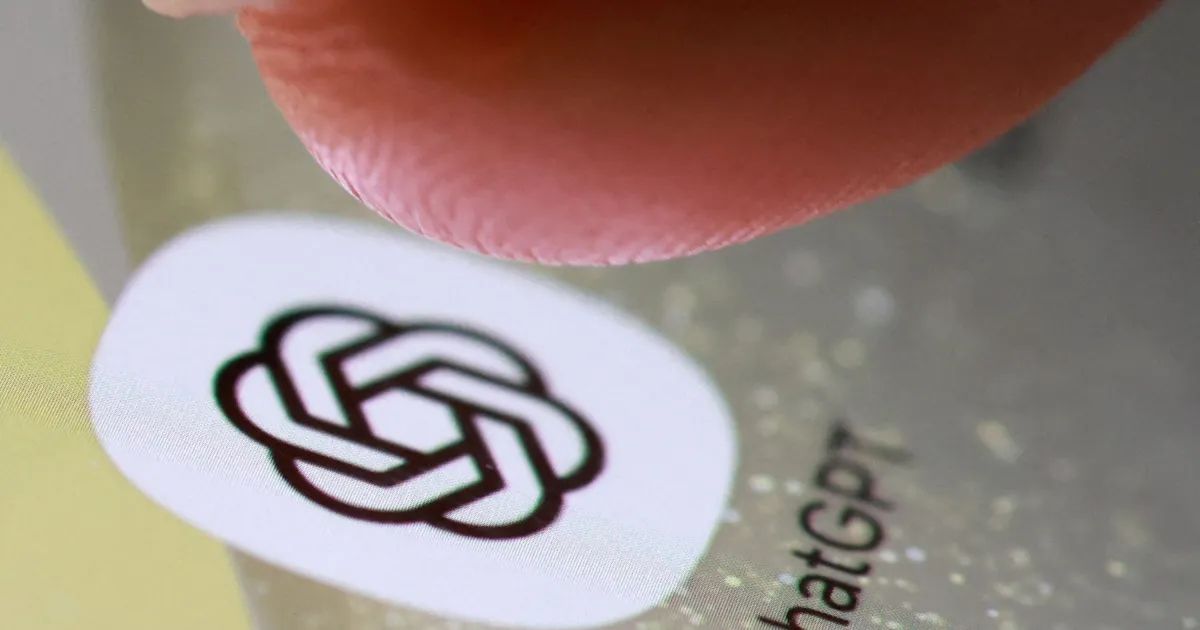 Logotipo da OpenAI ao lado de representação gráfica de microchip