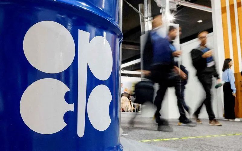 Plataforma offshore de petróleo ao pôr do sol